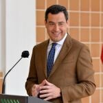 El presidente andaluz, Juanma Moreno, denunció que el reparto de fondos por parte del Gobierno central "no es objetivo y perjudica a Andalucía" de nuevo, y ha solicitado una reunión "inmediata" con el Ejecutivo para poder gestionar las ayudas, durante una visita al Centro de Industrias del Ocio, ubicado en Mijas (Málaga). EFE/Antonio Paz