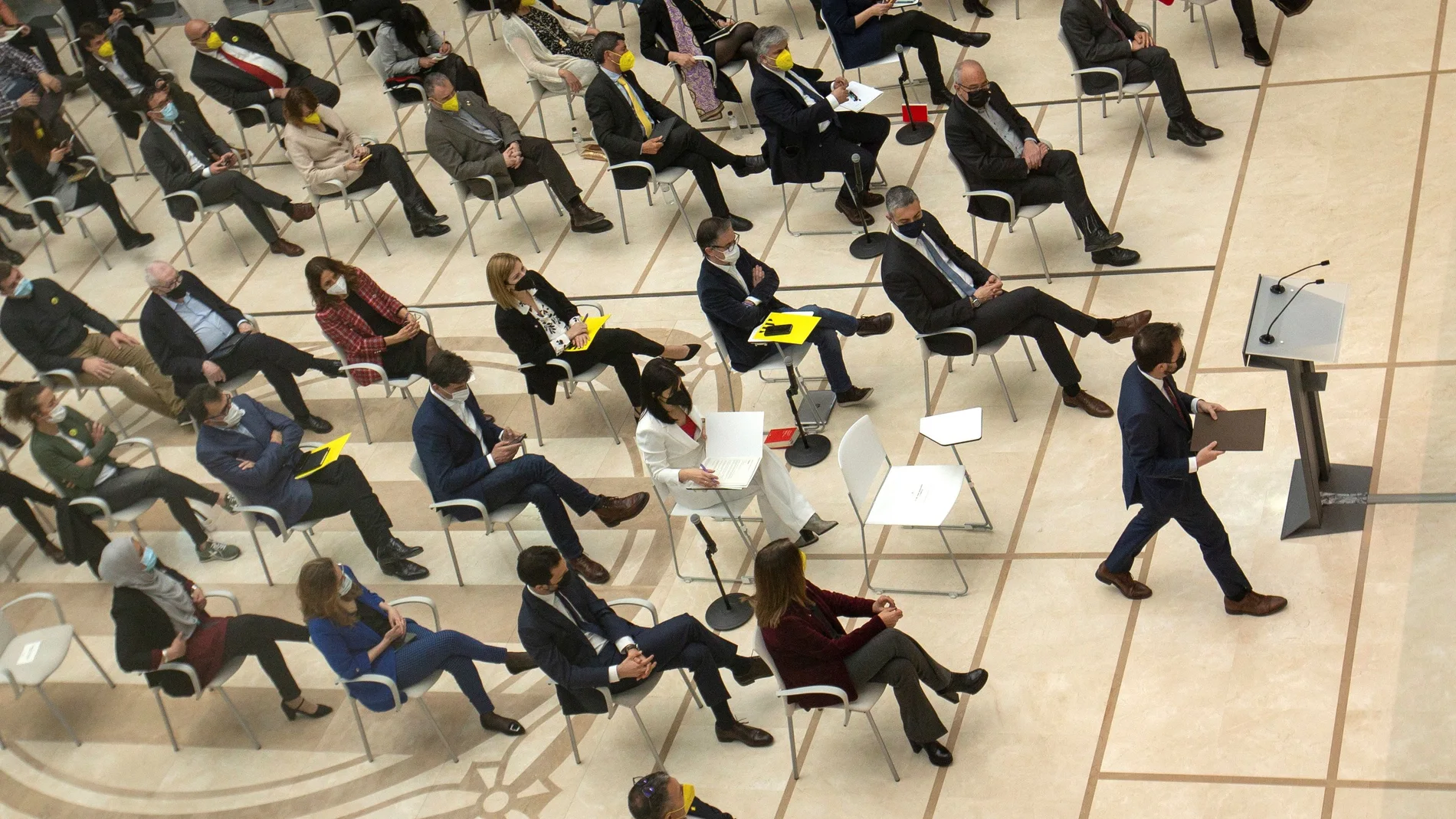 El candidato de ERC a la presidencia de la Generalitat, Pere Aragonès, se dispone a realizar su primera intervención en el Auditori del Parlament