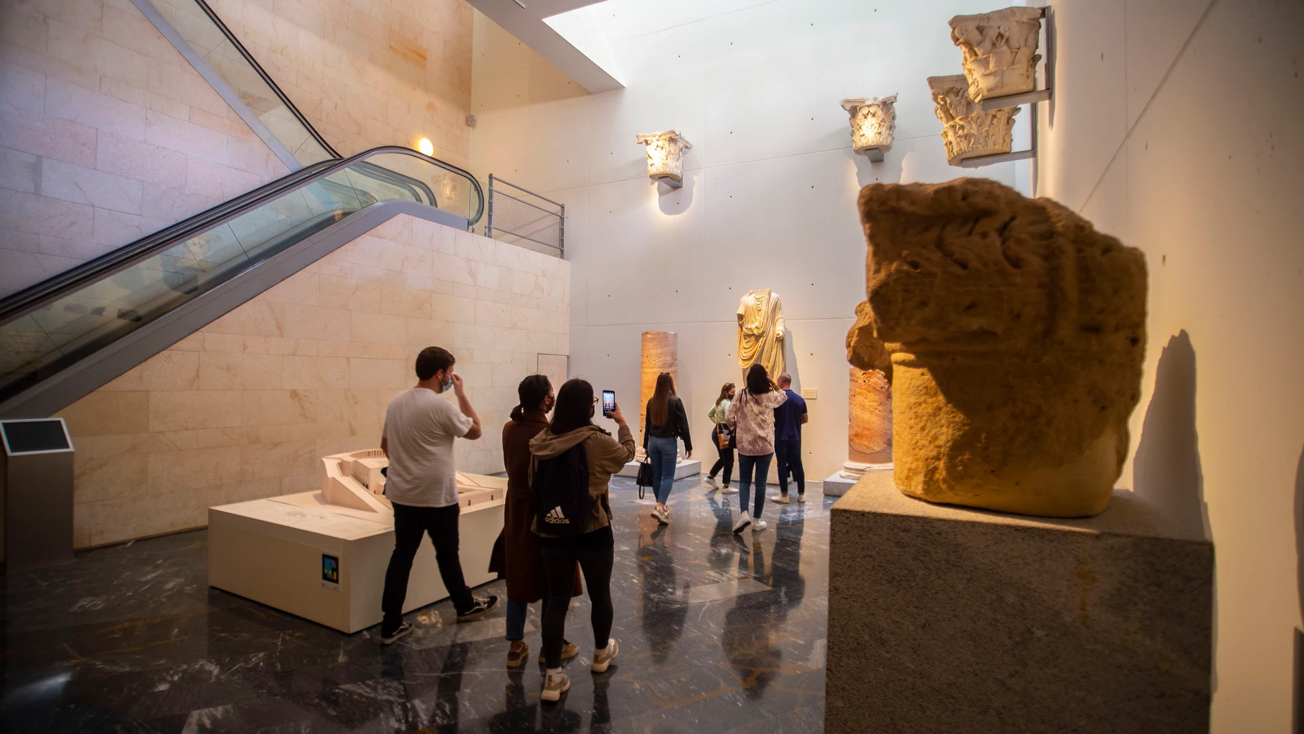 Varias personas visitan el Museo del Teatro Romano