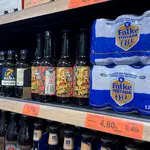 Lineal de un supermercado Mercadona con la cerveza Falke Tostada 0,0% en primer lugar