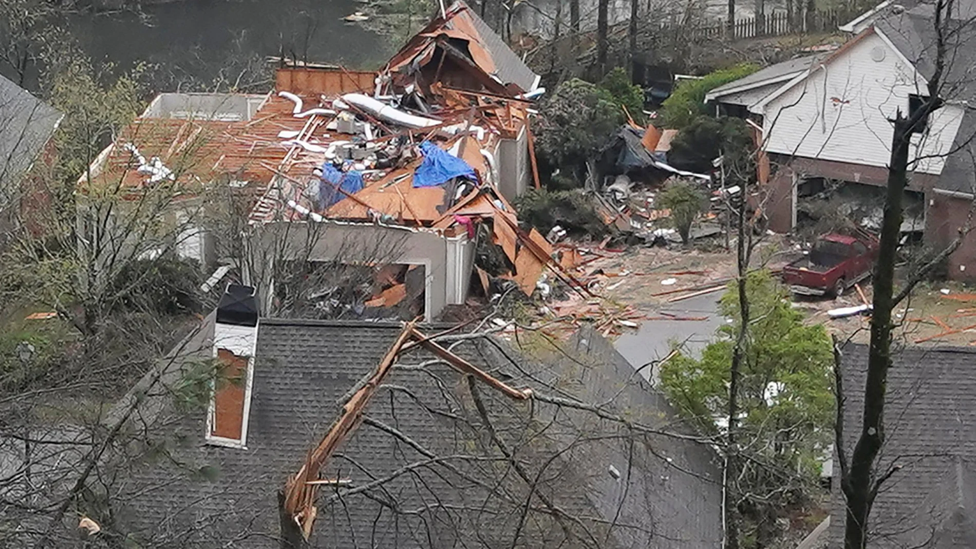 Así quedaron varias casas en Hoover, Alabama, tras el paso del tornado