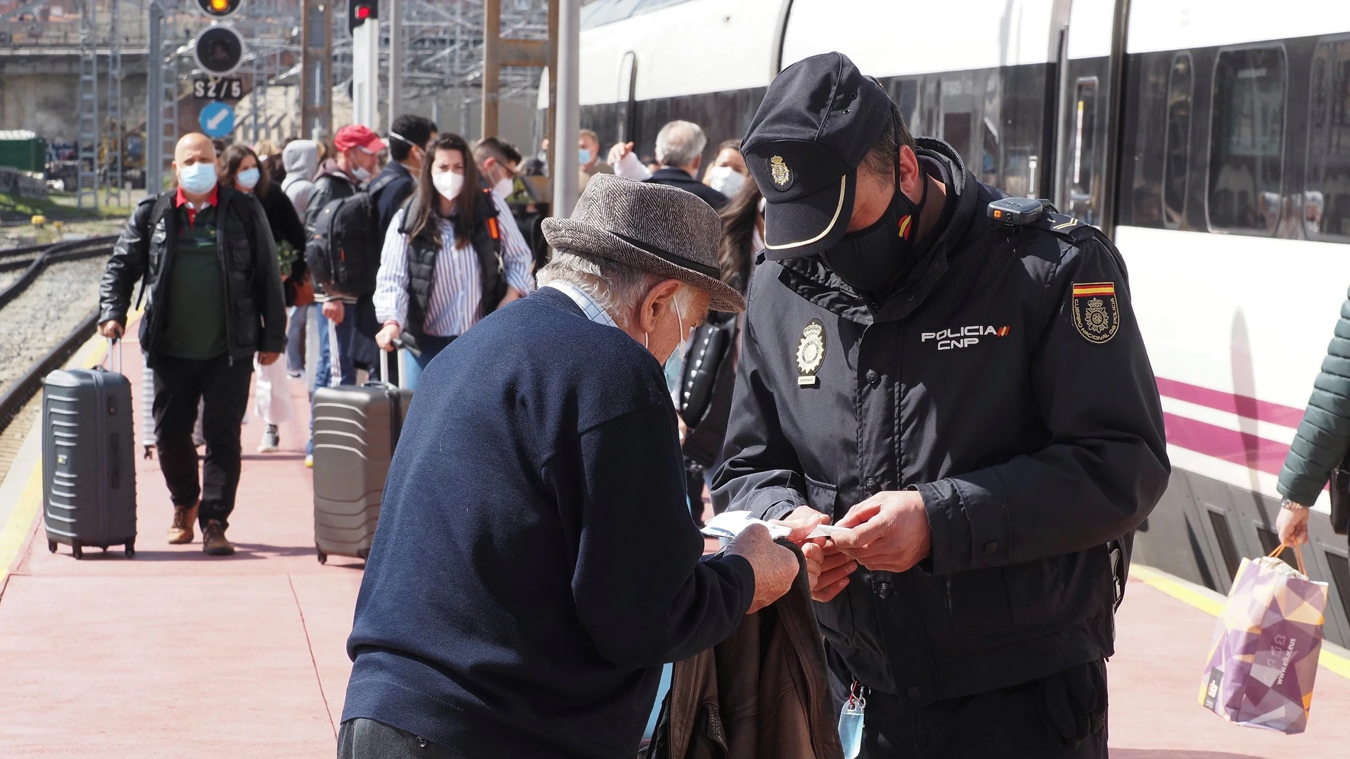 Controles policiales en la estación de tren de Valladolid