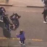 Un agente de la Policía Nacional yace tendido en el suelo tras la agresión sufrida