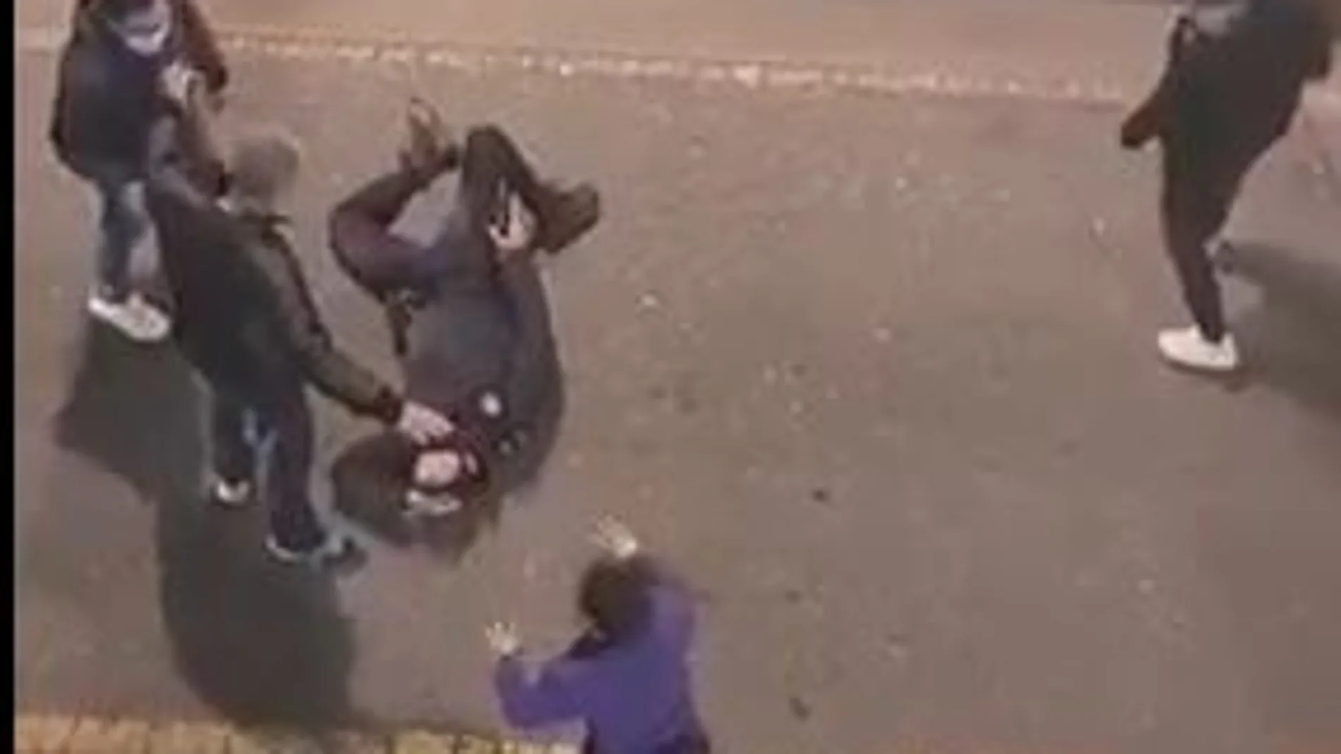 Un agente de la Policía Nacional yace tendido en el suelo tras la agresión sufrida