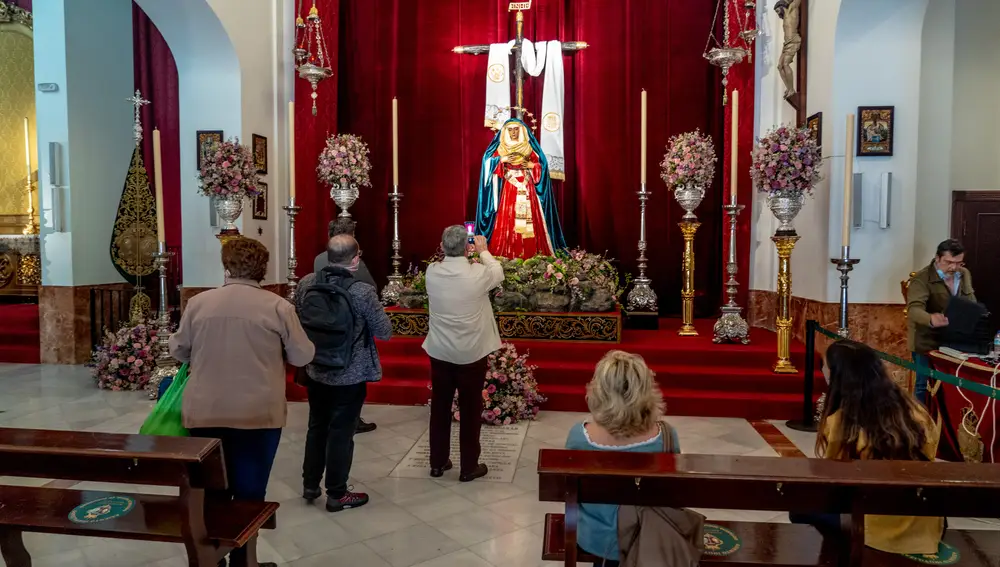 Fieles acuden a visitar a la Esperanza de Triana en la capilla de los Marineros
