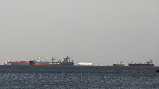 Barcos a la espera de cruzar el Canal de Suez