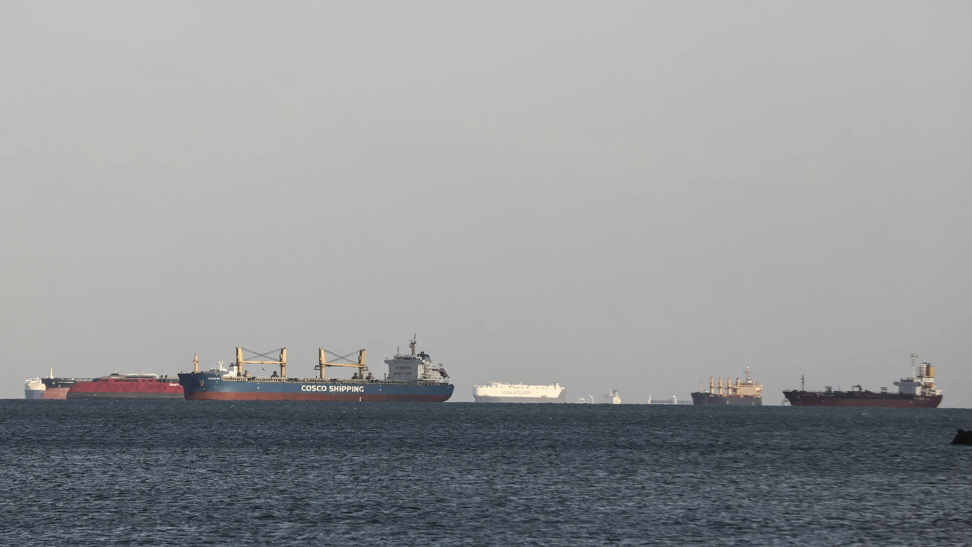 Barcos a la espera de cruzar el Canal de Suez