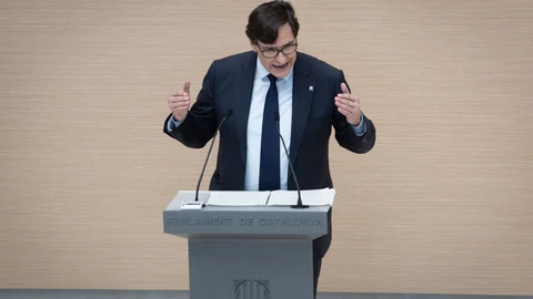 El presidente del PSC en el Parlament, Salvador Illa, interviene durante su intervención en la primera sesión del debate de investidura a la presidencia de la Generalitat de Catalunya, en el Parlament, Barcelona, Cataluña, (España), a 26 de marzo de 2021. El líder de la oposición en el parlamento de Cataluña, ha criticado este viernes al candidato republicano a la investidura a la presidencia de la Generalitat por presentar un proyecto que no afronta las urgencias que tiene Cataluña al centrarse en una hipotética independencia.26 MARZO 2021;PERE ARAGONEZ;GENERALITAT;PLENO;PRESIDENTE;David Zorrakino / Europa Press26/03/2021