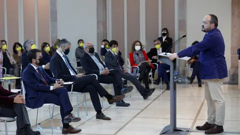 El líder del PP, Alejandro Fernández, interviene en el debate de investidura del candidato de ERC, Pere Aragonès