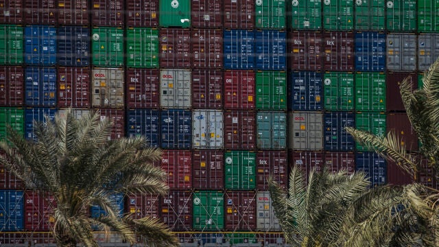 Vista general de los contenedores del "Ever Given" en el Canal de Suez