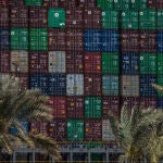 Vista general de los contenedores del "Ever Given" en el Canal de Suez