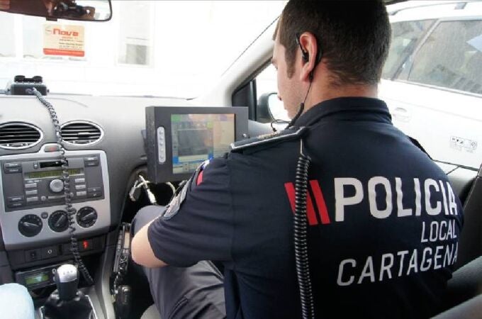 Un agente de Policía Local de Cartagena en un control de velocidad