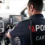 Un agente de Policía Local de Cartagena en un control de velocidad