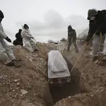 Trabajadores del cementerio de San Rafael, en Ciudad Juárez, entierran a uno de los fallecidos por covid-19