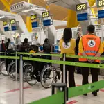 Servicio de asistencia para personas con movilidad reducida en los mostradores de facturación del aeropuerto de Madrid-Barajas