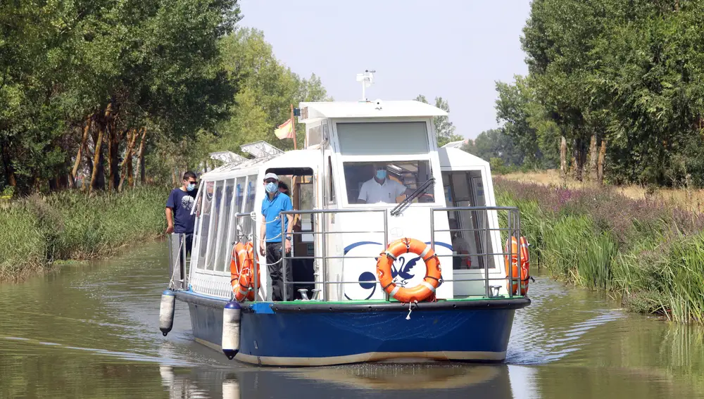 Navegando por las aguas del Canal de Castilla por tierras palentinas