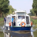Navegando por las aguas del Canal de Castilla por tierras palentinas