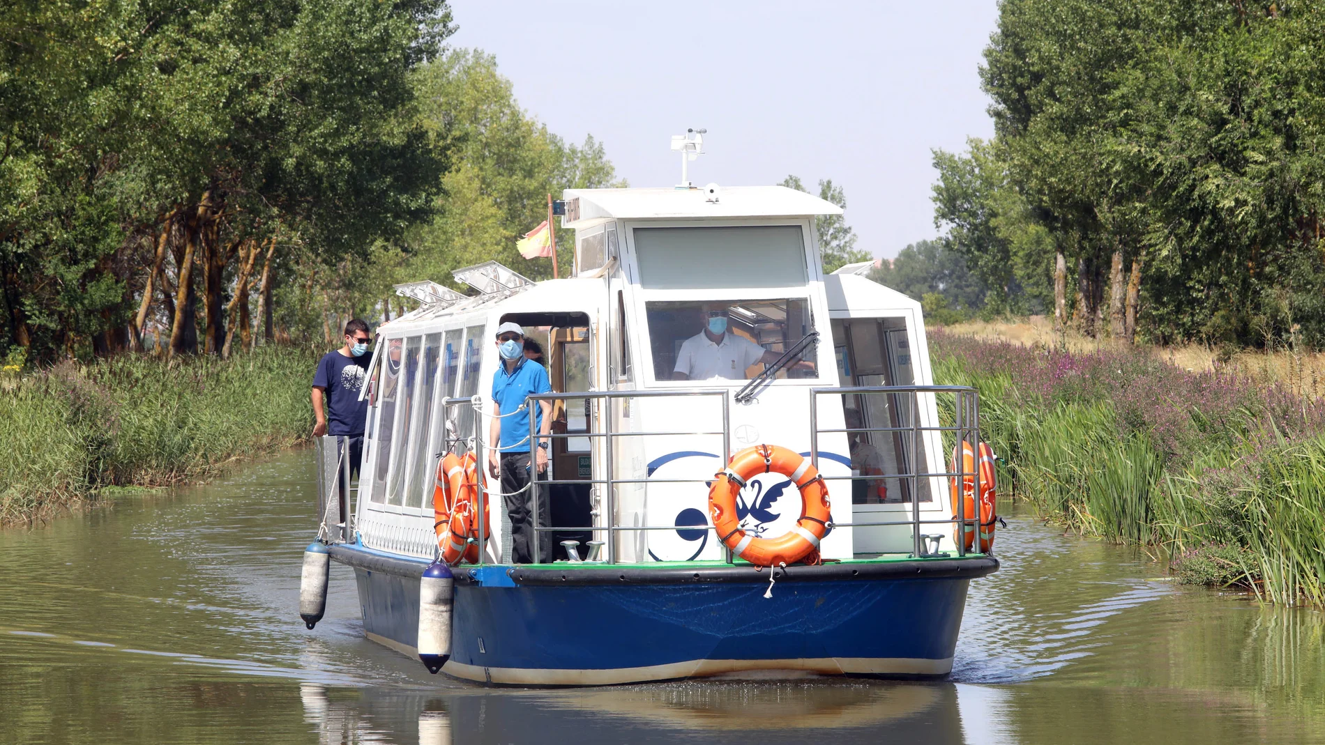 Navegando por las aguas del Canal de Castilla por tierras palentinas