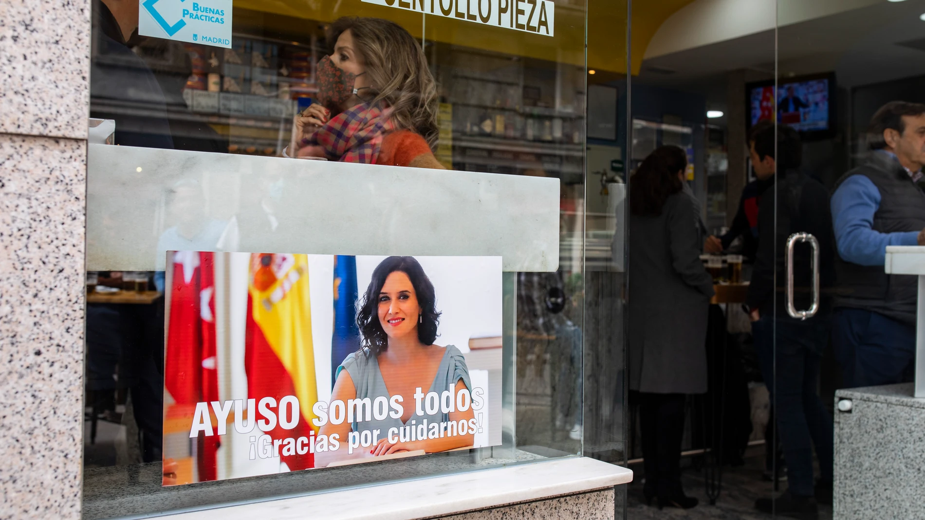 Carteles de apoyo a la presidenta Ayuso, por su defensa de la hostelería en Madrid por la zona de la calle Ponzano.