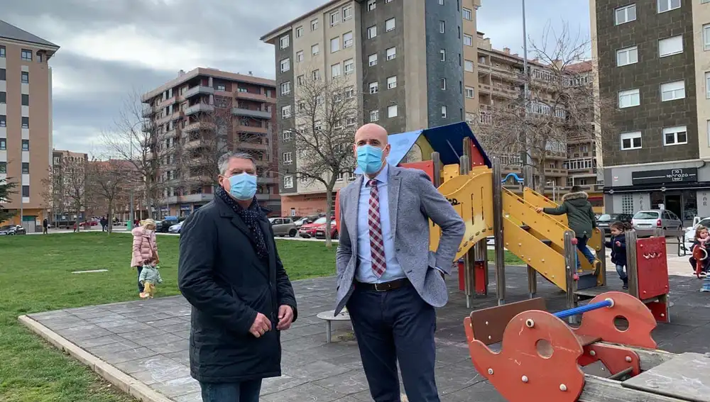 Visita al parque del alcalde, José Antonio Diez, y del concejal de Desarrollo Urbano, Luis Miguel García Copete