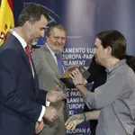 El líder de Podemos, Pablo Iglesias, (dch), saluda al rey Felipe VI y le entrega una colección de &#39;Juego de tronos&#39; durante la visita del monarca a la Eurocámara en Bruselas