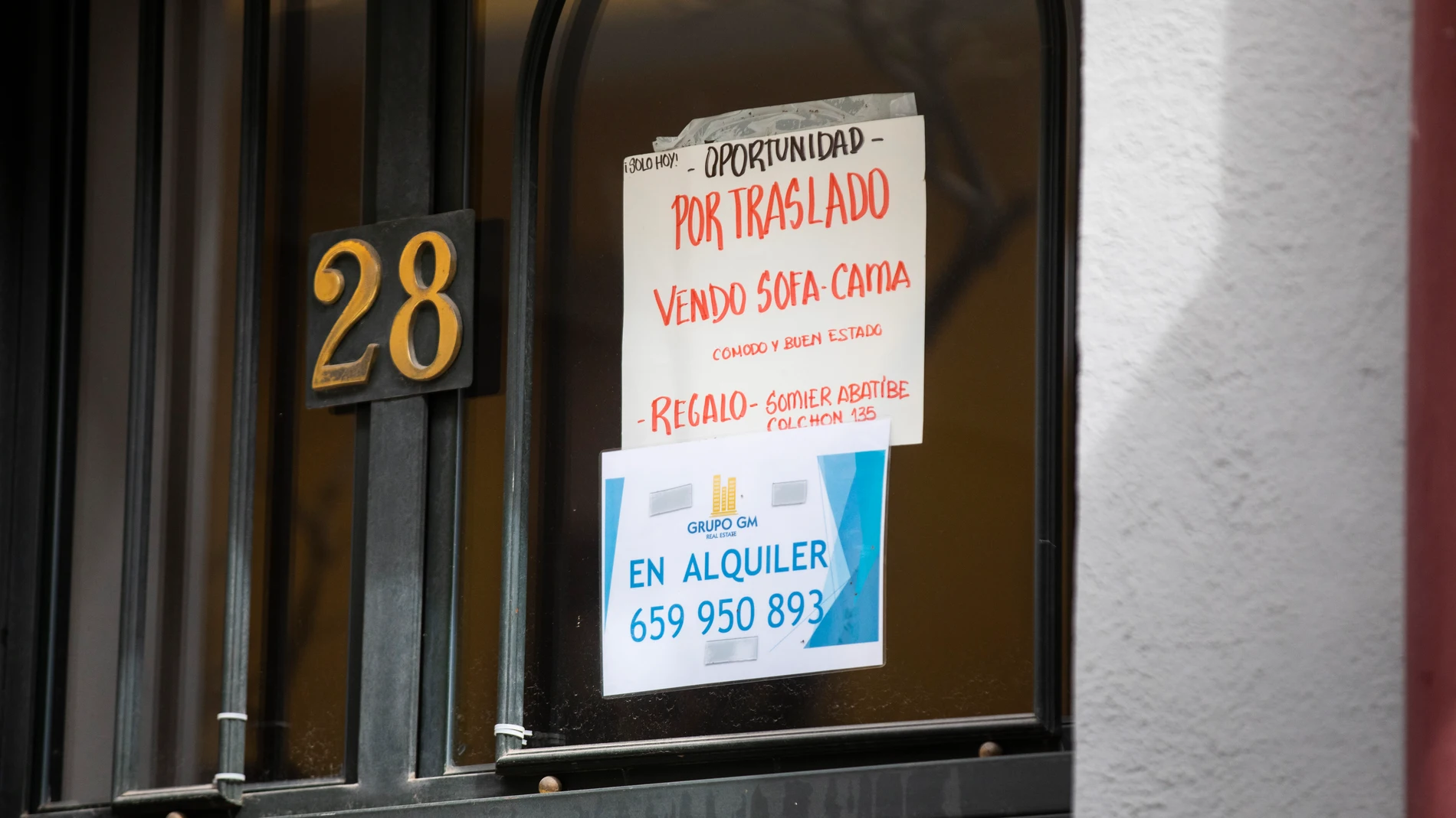 Un anuncio de alquiler en un edificio en Madrid