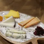 Bandeja con una variedad de quesos castellano