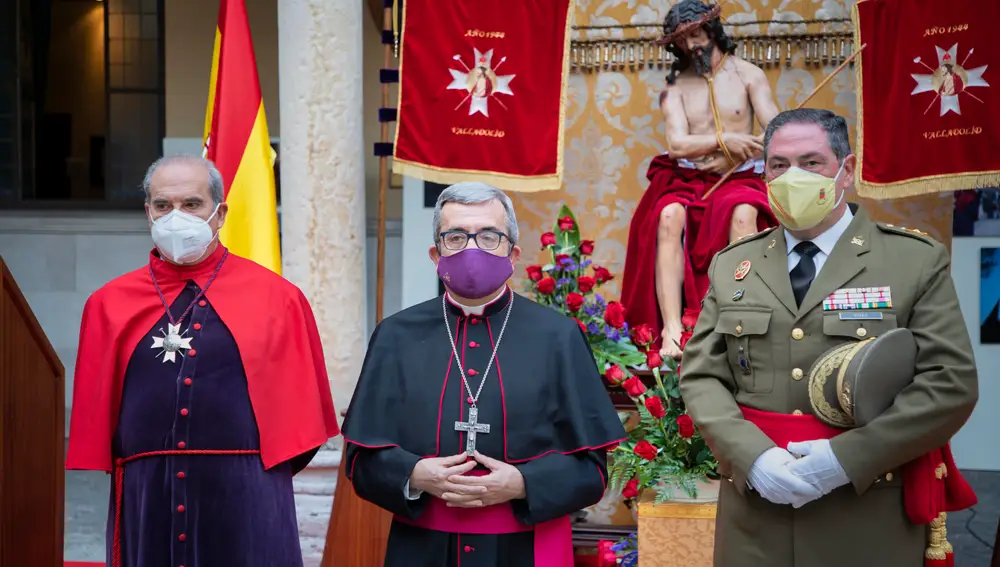 El acto esta presidido por General José Rivas Moriana, acompañado por el Presidente de la Junta de Cofradías de Semana Santa de Valladolid, Isaías Martínez , y el obispo auxiliar, Luis Argüello