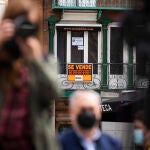 Cartel de "Se vende" en una vivienda de Madrid