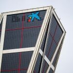 El logo de CaixaBank, en las Torres Kio