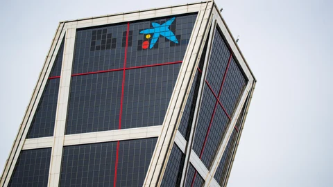 El logo de CaixaBank, en las Torres Kio
