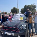 Una caravana de vehículos ha recorrido durante Pilar de la Horadada (Alicante) para exigir la derogación de la Ley de Plurilingüismo