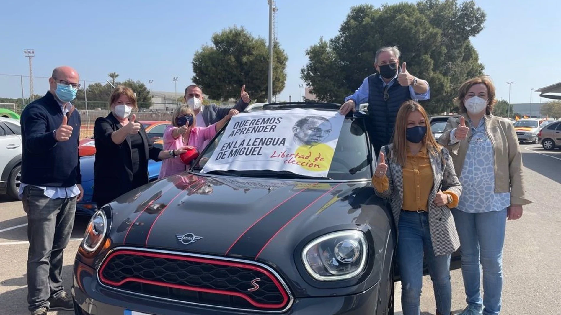 Una caravana de vehículos ha recorrido durante Pilar de la Horadada (Alicante) para exigir la derogación de la Ley de Plurilingüismo