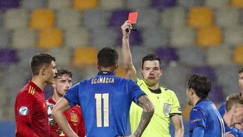 Scamacca, el delantero italiano, ve la tarjeta roja