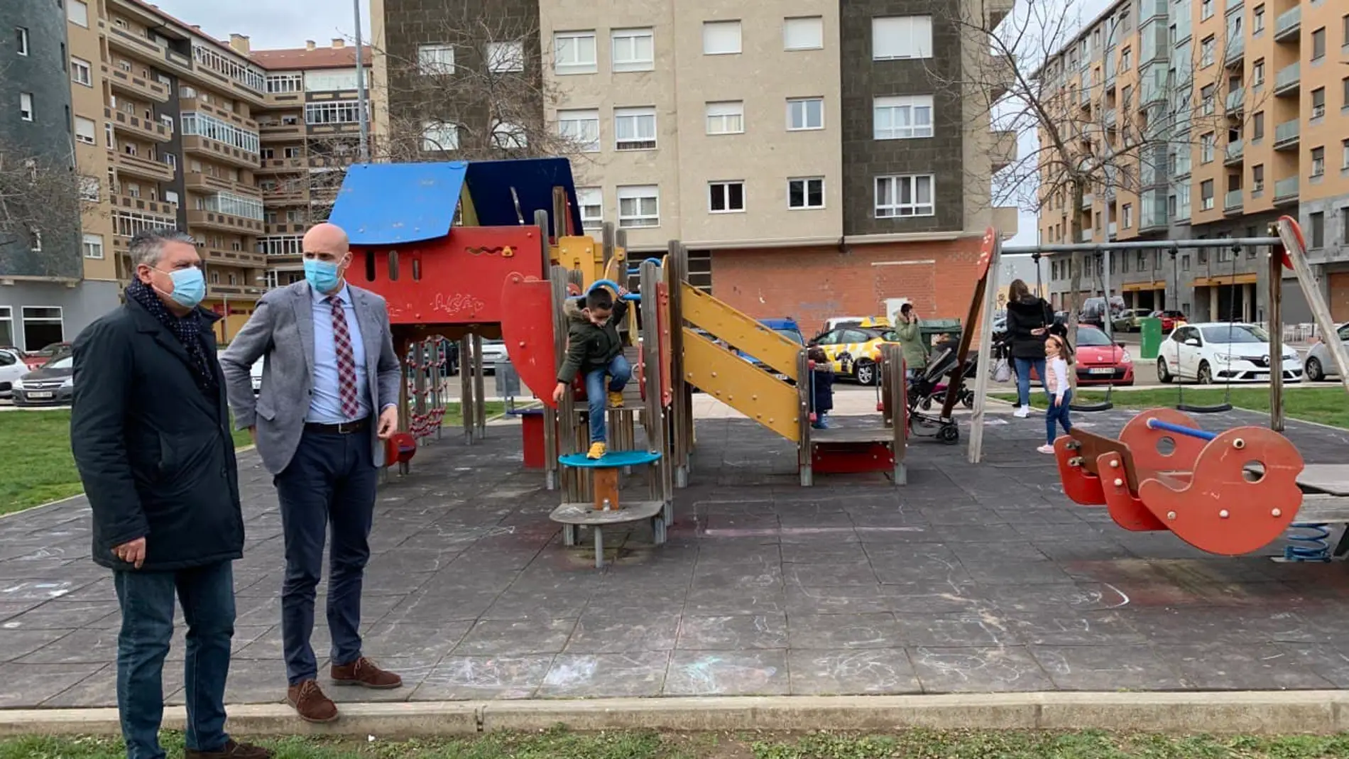 Visita al parque del alcalde, José Antonio Diez, y del concejal de Desarrollo Urbano, Luis Miguel García Copete