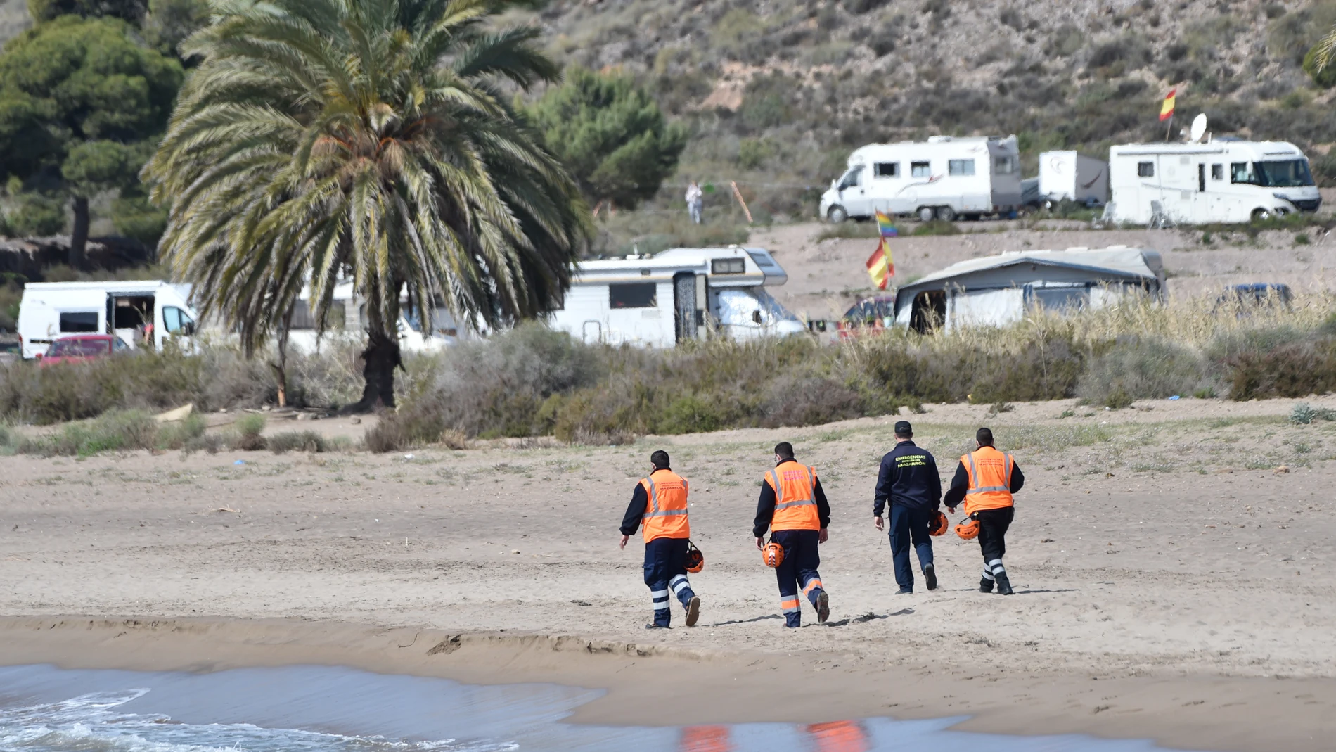 Salvamento Marítimo y la Guardia Civil durante las labores de búsqueda de nueve inmigrantes desaparecidos el año pasado
