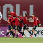 Los jugadores españoles celebran el gol de Dani Olmo