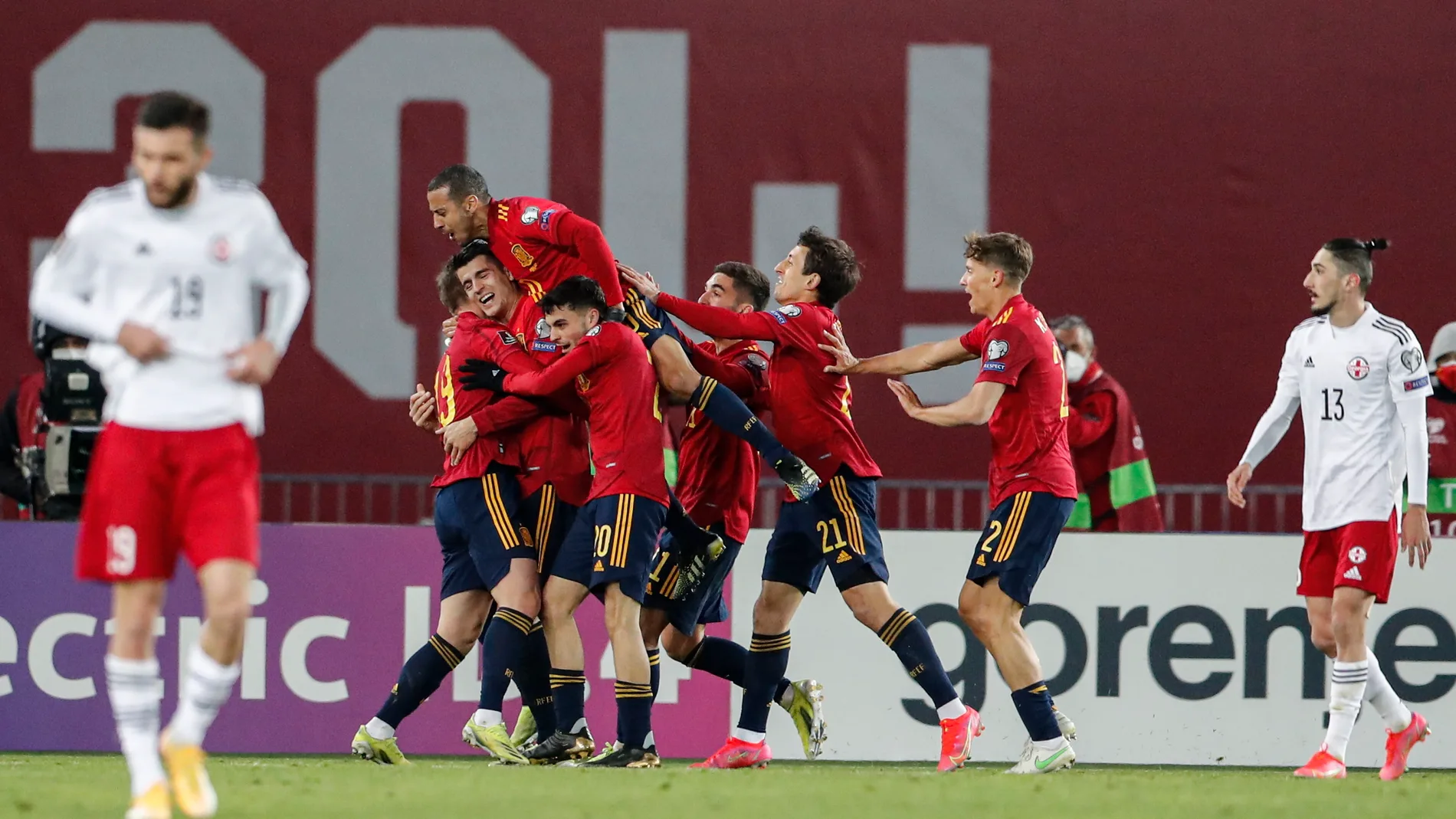 Los jugadores españoles celebran el gol de Dani Olmo