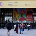 Varias personas hacen cola en el exterior del Ministerio de Sanidad para acceder al centro de examen de las pruebas de Formación Sanitaria Especializada (FSE), en Madrid