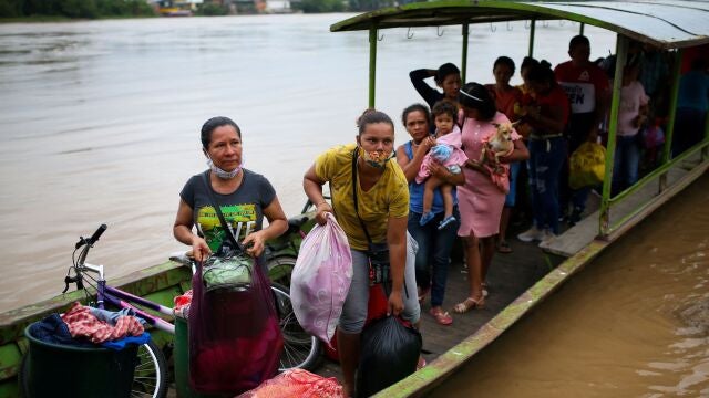 Un grupo de venezolanos abandona Apure por la ofensiva militar y llega en canoa a Araquita, Colombia