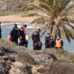 Salvamento Marítimo y la Guardia Civil durante las labores de búsqueda para localizar a los nueve inmigrantes desaparecidos