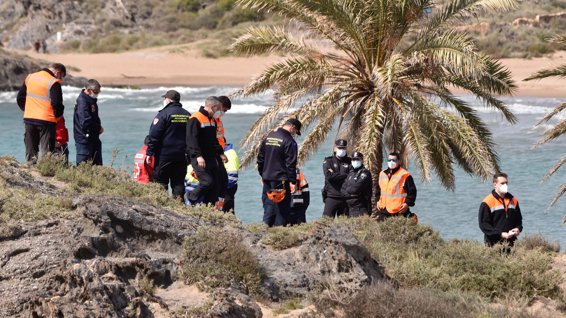 Salvamento Marítimo y la Guardia Civil durante las labores de búsqueda para localizar a los nueve inmigrantes desaparecidos