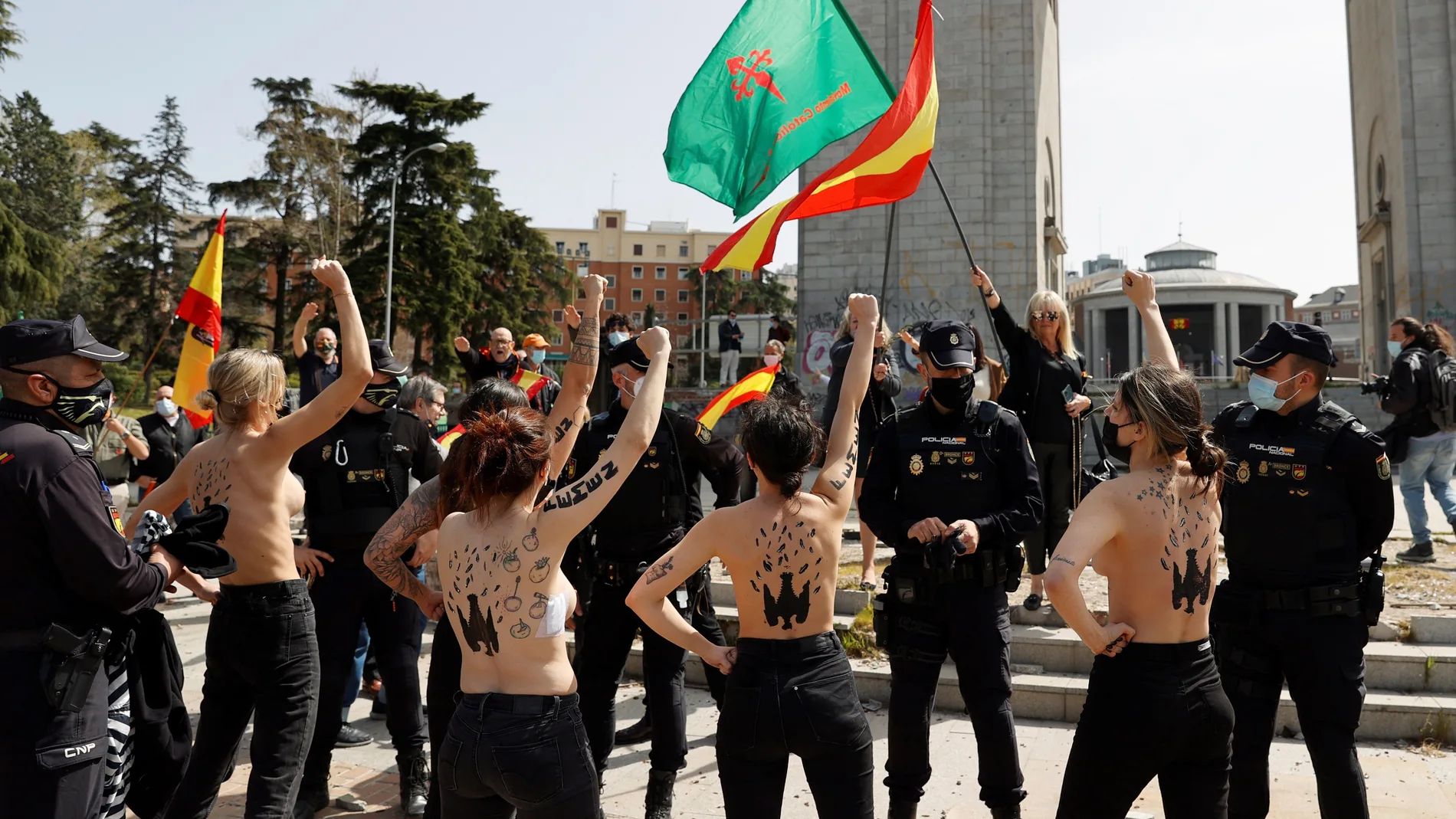 Activistas de Femen irrumpen en un acto de afirmación nacional organizado por diversos colectivos franquistas en el Arco de la Victoria en Madrid este domingo.