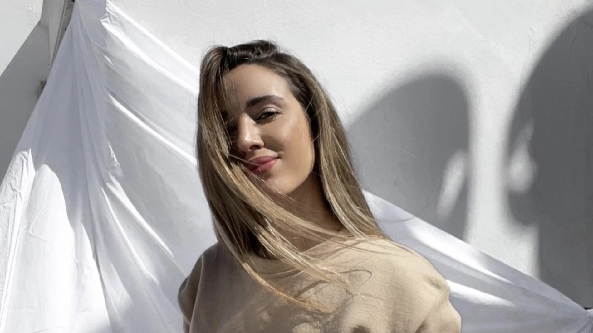 Teresa Bass con chándal de algodón en tono beige/ Instagram @teresa_bass