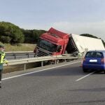 Accidente del camión que está provocando retenciones en la provincia de Valladolid