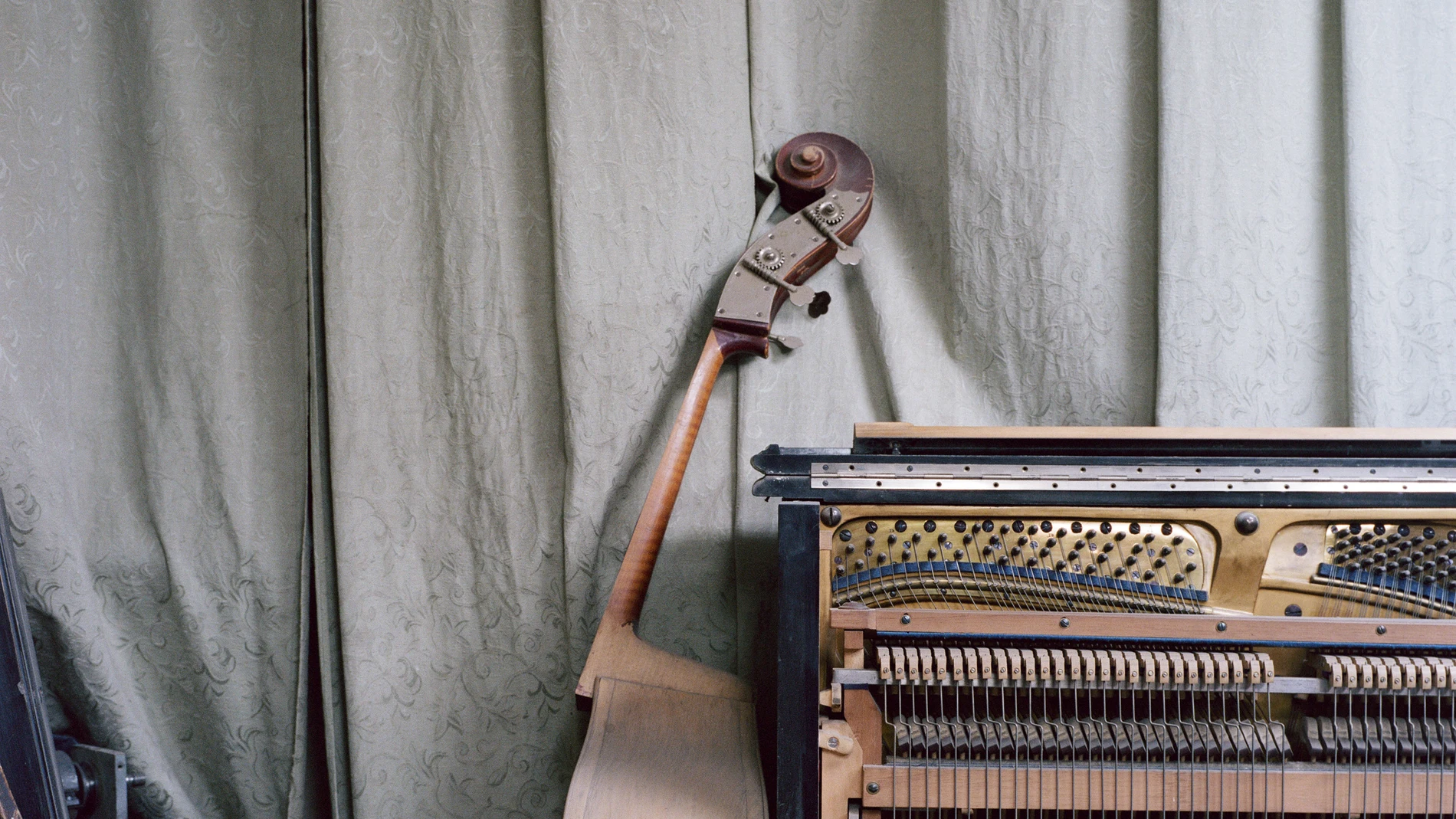 Un piano abandonado en un estudio de la ciudad de Novosibirsk, en Siberia
