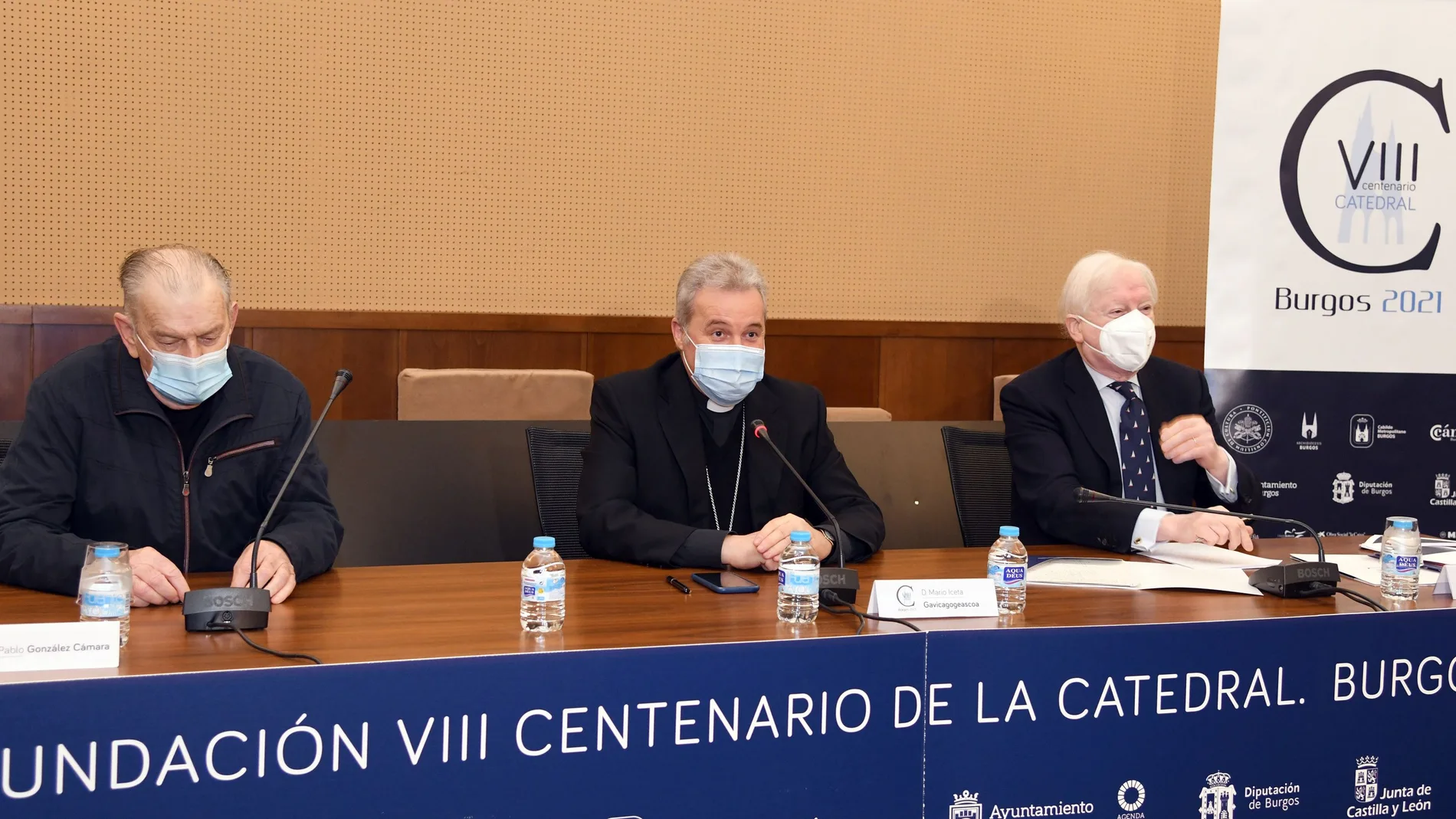 El presidente y vicepresidente de la Fundación VIII Centenario de la Catedral. Burgos 2021, Mario Iceta (C), y Antonio Méndez Pozo (D), respectivamente, y el presidente del Cabildo Catedralicio de Burgos, Pablo González (I), ofrecen una rueda de prensa para informar de los acuerdos adoptados durante la reunión del Patronato del 25 de marzo