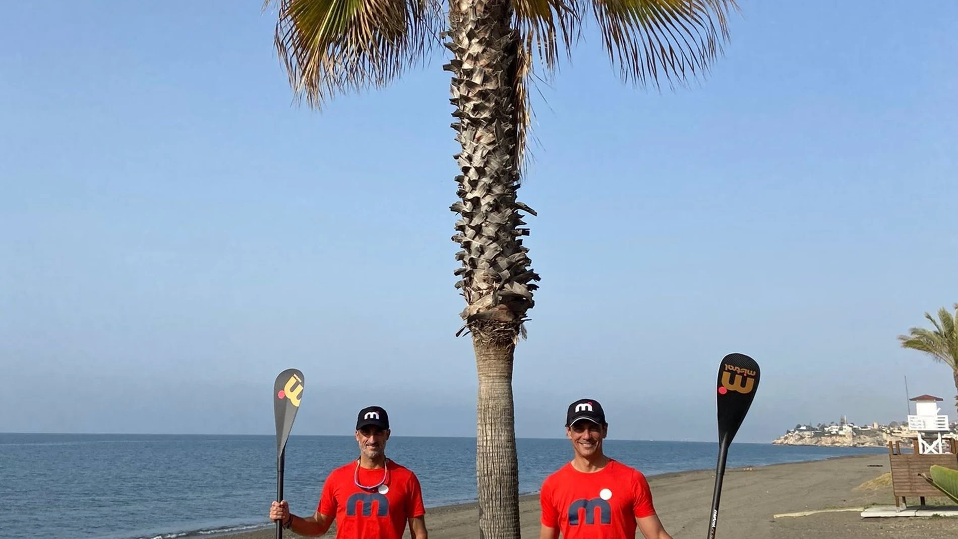 Presentación del desafío que llevarán a cabo Carlos Rumbado y Carlos Toro, dos deportistas malagueños que recorrerán los 180 kilómetros de la senda litoral en paddle surf y corriendo durante cuatro días