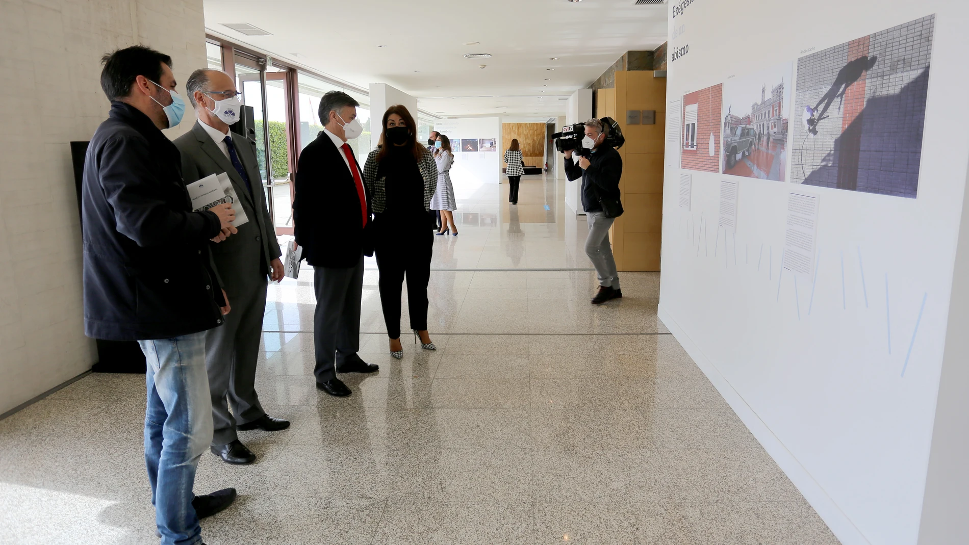 El presidente de las Cortes de Castilla y León, Luis Fuentes, presenta el anuario gráfico ‘2020’ y su correspondiente exposición, en cuya elaboración participan varios fotoperiodistas y redactores de los medios de comunicación de la Comunidad