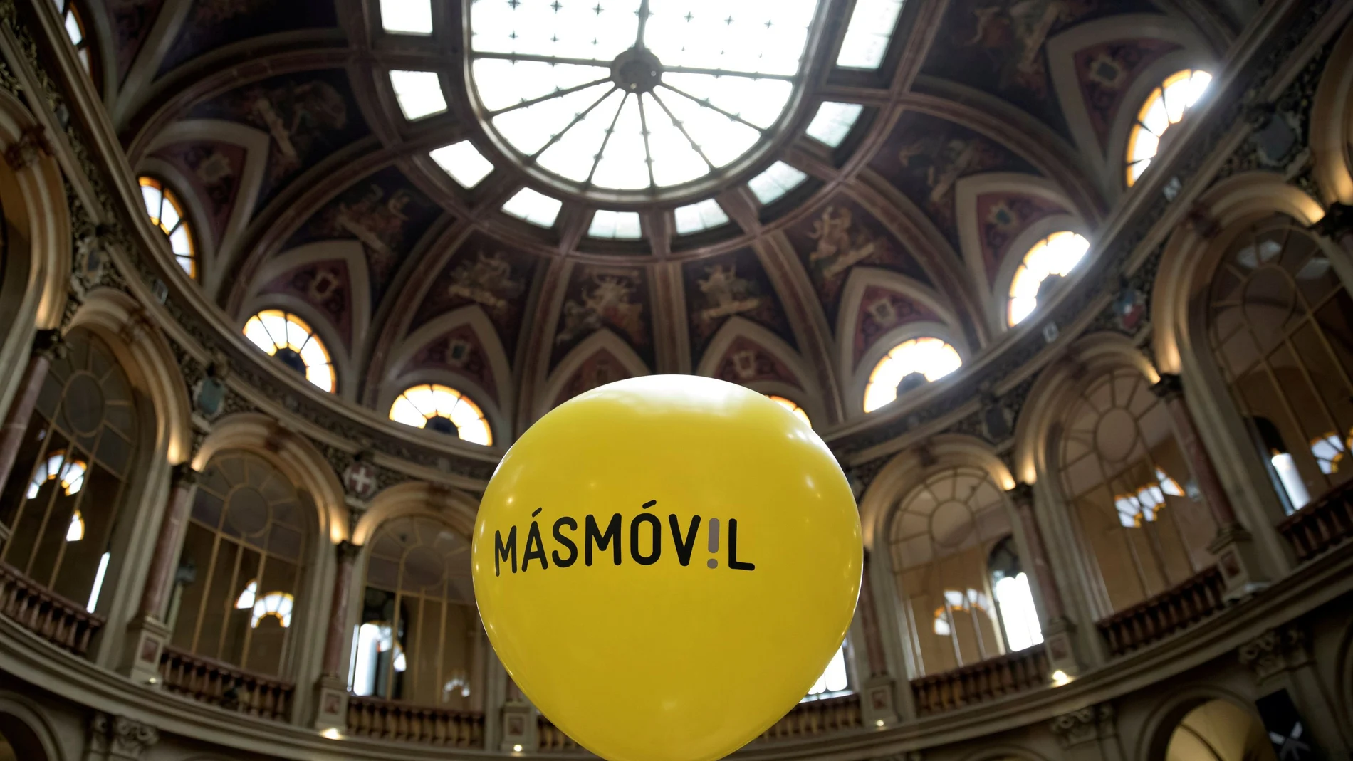 Un globo con el logo de MásMóvil durante su debut en la Bolsa en Madrid